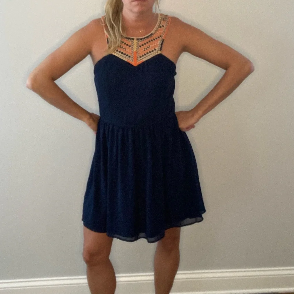 Alya Embroidered Neckline Dress size M - Picture 1 of 5